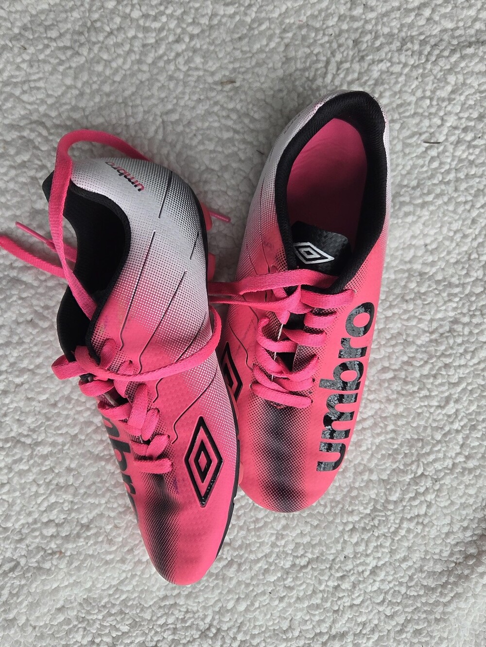 Umbro Hot Pink and Black Training Soccer Shoes Youth 5.5